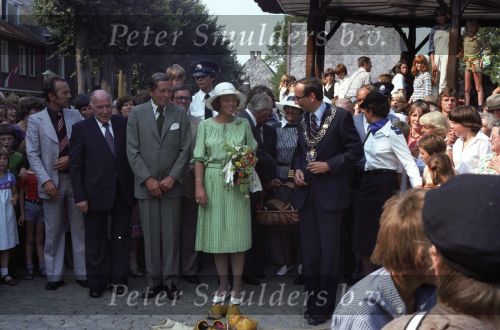 Eersel, 30 April 1977
Prins Beatrix samen met Prins Claus v Amsberg op bezoek bij de gemeente Eersel. Verder op de foto burgemeester Hans v Agt