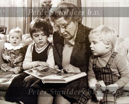 1973 Koningin Juliana leest voor aan haar kleinkinderen, Prins Maurits, Prins Bernhard Jr. en Prins Christiaan
1 November 2008 Tentoonstelling \