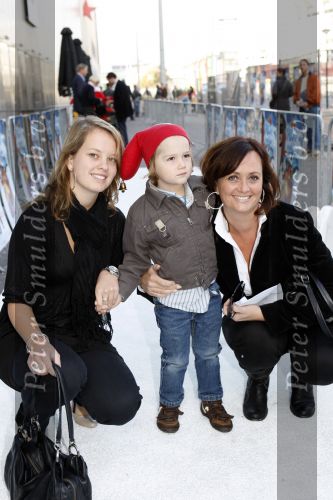 Amsterdam 6 oktober 2007
Premiere Kabouter Plop film in pathe arena. Laura Ruiters met dochter en zoon