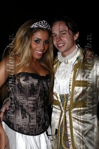 Amsterdam 21 december 2008
House warm party van Jan Smit en Yolanthe Cabau v Kasbergen. Iedereen is verkleed in kleding uit sprookjes. Lauretta Gerards met vriend
Peter Smulders bv