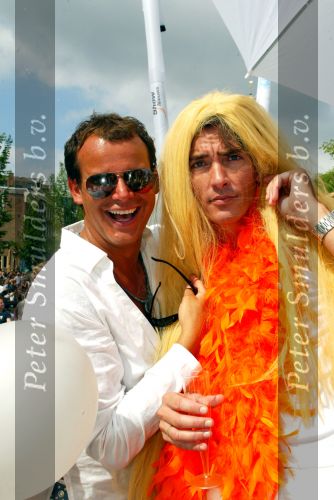 Amsterdam 2 augustus 2003
gay parade door de amsterdamse grachten.
estelle gullit , Christine Kroonenberg en Leco v Zadelhoff
Bart Ettekoven
ellemieke vermolen en yorinde moll