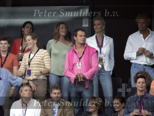 Rotterdam 10 juni 2004
Marco Borsato in de kuip. Leontine Borsato met Natasja Froger en Leco v Zadelhoff