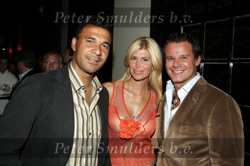Amsterdam 21 september 2004
Presentatie wijnen Gordon in hotel Blakes.
Ruud Gullit Estelle Gullit en Leco v Zadelhoff