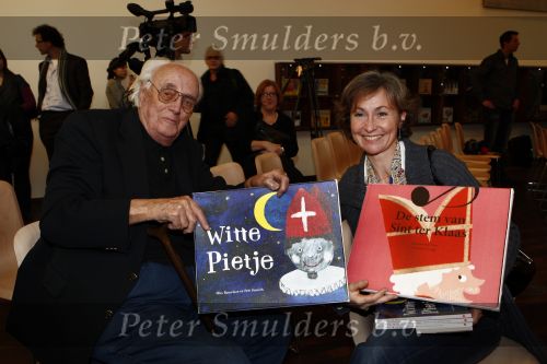 Amsterdam 11 november 2008
Mies Bouwman en Leen Timp bij presentatie sinterklaasboek in de bibliotheek. Leen Timp met vrouw Herman v Veen
Peter Smulders bv