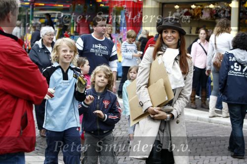 Blaricum 20 augustus 2008
Leontine Borsato met hoed en kinderen Luca Borsato en Senna Borsato op de kermis in Blaricum.
Schiettent