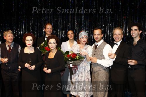 Den Haag 27 oktober 2008
Premiere Piaf en het koninklijk theater i Den Hag met Liesbeth List in de hoofdrol. Geert Hoes Daphne Flint Ara Halici Esther Roord Jan Elbertse Raymond Kurvers en Elaine Feijen
Peter Smulders bv