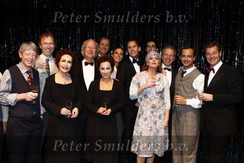 Den Haag 27 oktober 2008
Premiere Piaf en het koninklijk theater i Den Hag met Liesbeth List in de hoofdrol. Geert Hoes Daphne Flint Ara Halici Esther Roord Jan Elbertse Raymond Kurvers en Elaine Feijen
Peter Smulders bv