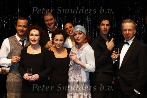 Den Haag 27 oktober 2008
Premiere Piaf en het koninklijk theater i Den Hag met Liesbeth List in de hoofdrol. Geert Hoes Daphne Flint Ara Halici Esther Roord Jan Elbertse Raymond Kurvers en Elaine Feijen
Peter Smulders bv