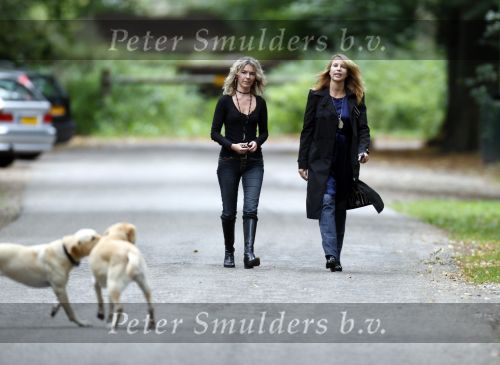 Huizen en Bussum 8 september 2007
Linda de Mol laat met vriendin de hond uit en gaat daarna winkelen.
