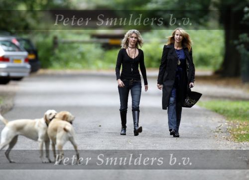Huizen en Bussum 8 september 2007
Linda de Mol laat met vriendin de hond uit en gaat daarna winkelen.