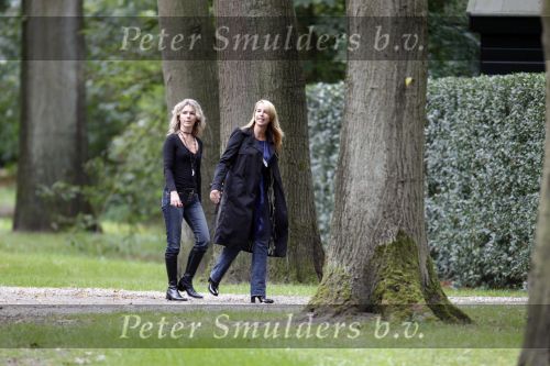 Huizen en Bussum 8 september 2007
Linda de Mol laat met vriendin de hond uit en gaat daarna winkelen.
