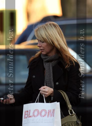 Laren 12 januari 2008
Linda de Mol boodschappen doen in Laren met haar nieuwe range rover.