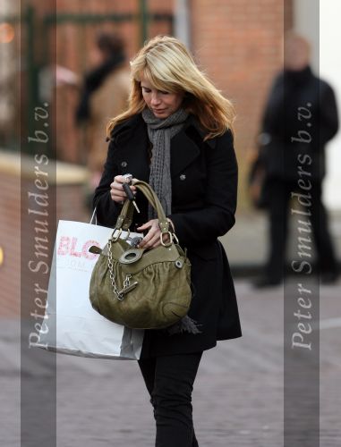 Laren 12 januari 2008
Linda de Mol boodschappen doen in Laren met haar nieuwe range rover.