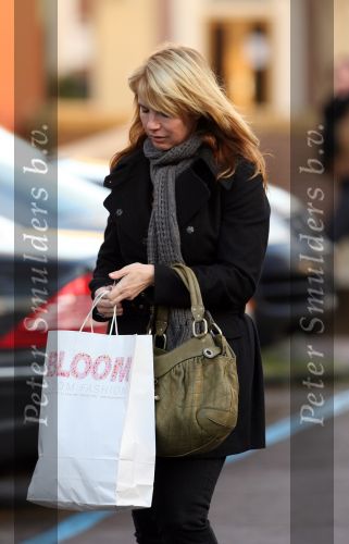Laren 12 januari 2008
Linda de Mol boodschappen doen in Laren met haar nieuwe range rover.