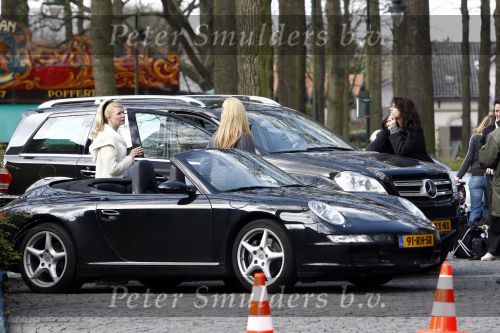 Laren 14 april 2008
Opnames Gooische vrouwen  met Linda de Mol Susan Visser Tjitske Reidinga en Alex Klaasen. Ze rijden in Gooische vrouwen met Linda de Mol haar porsche cabrio.