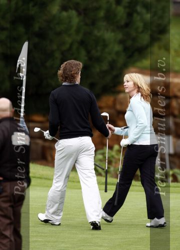 Vale do Lobo 24 februari 2008
Linda de Mol golfend met haar nieuwe vriend Jeroen Rietbergen op vale do lobo  waar Linda een huis heeft.
