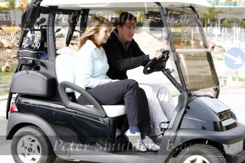 Vale do Lobo 24 februari 2008
Linda de Mol golfend met haar nieuwe vriend Jeroen Rietbergen op vale do lobo  waar Linda een huis heeft.
