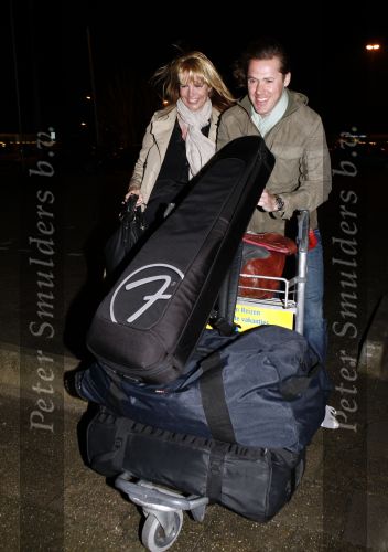Rotterdam 29 februari 2008
Linda de Mol en 1eroen Rietbergen komen aan op vliegveld Zestienhoven na hun eerste liefdesvakantie in portugal. Buiten stormt/ waait het het.
Peter Smulders bv