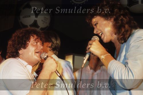 Rotterdam, 4 juni 1983
Afscheid Willem v Hanegem voetbalwedstrijd met FC Feyenoord tegen het Nederlands elftal van 1974
Na afloop wedstrijd een feest met o.a. optreden Willem met Andre Hazes en Lisa Boray