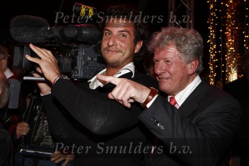 18 December 2008 Kerst/Nieuwjaarsborrel Princess
Willibrord Frequin met zijn zoon en cameraman Louis Frequin
Foto Peter Smulders BV Eindhoven