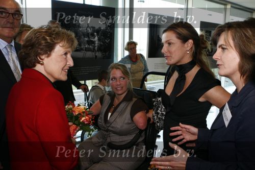 Amsterdam 13 november 2008
Lucille Werner bij onthulling foto\'s invalide personen in het ing gebouw. Prinses Margriet is ook daarbij aanwezig.
Peter Smulders bv