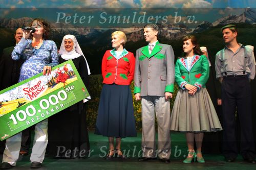 Kaatsheuvel, 9 November 2008
100.000e bezoeker The sound of Music met een zwangere Maaike Widdershoven.
Foto Peter Smulders BV