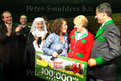 Kaatsheuvel, 9 November 2008
100.000e bezoeker The sound of Music met een zwangere Maaike Widdershoven.
Foto Peter Smulders BV