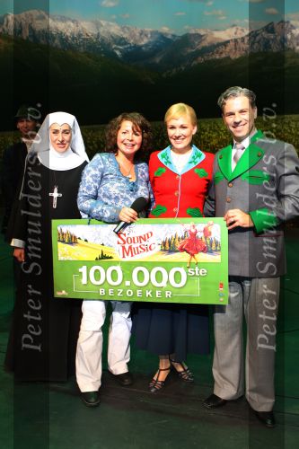 Kaatsheuvel, 9 November 2008
100.000e bezoeker The sound of Music met een zwangere Maaike Widdershoven.
Foto Peter Smulders BV