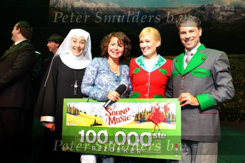 Kaatsheuvel, 9 November 2008
100.000e bezoeker The sound of Music met een zwangere Maaike Widdershoven.
Foto Peter Smulders BV