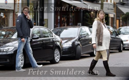 Amsterdam 19 oktober 2007
Maarten Lafeber met zijn hoogzwangere vriendin Kim v Tienhoven in zijn porsche.