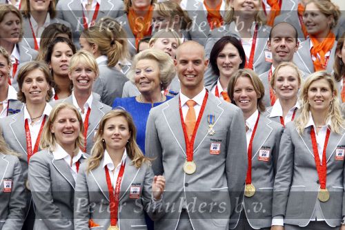Den Haag 27 augustus 2008
De Olympische medaille winnaars van Peking op het bordes bij Koningin Beatrix. Aanwezig oa Anky v Grunsven Maarten v d Weijden Inge Dekker Marianne Vos Naomi v As Fatima de Moreiro Melo, anky v Grunsven Deborah Gravenstijn...
Peter Smulders bv