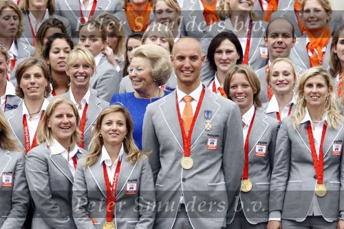 Den Haag 27 augustus 2008
De Olympische medaille winnaars van Peking op het bordes bij Koningin Beatrix. Aanwezig oa Anky v Grunsven Maarten v d Weijden Inge Dekker Marianne Vos Naomi v As Fatima de Moreiro Melo, anky v Grunsven Deborah Gravenstijn...
Peter Smulders bv