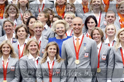 Den Haag 27 augustus 2008
De Olympische medaille winnaars van Peking op het bordes bij Koningin Beatrix. Aanwezig oa Anky v Grunsven Maarten v d Weijden Inge Dekker Marianne Vos Naomi v As Fatima de Moreiro Melo, anky v Grunsven Deborah Gravenstijn...
Peter Smulders bv
