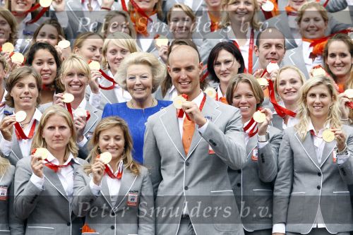 Den Haag 27 augustus 2008
De Olympische medaille winnaars van Peking op het bordes bij Koningin Beatrix. Aanwezig oa Anky v Grunsven Maarten v d Weijden Inge Dekker Marianne Vos Naomi v As Fatima de Moreiro Melo, anky v Grunsven Deborah Gravenstijn...
Peter Smulders bv