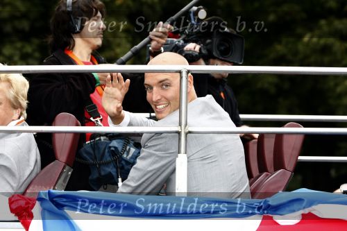 Den Haag 27 augustus 2008
De Olympische medaille winnaars van Peking op het bordes bij Koningin Beatrix. Aanwezig oa Anky v Grunsven Maarten v d Weijden Inge Dekker Marianne Vos Naomi v As Fatima de Moreiro Melo, anky v Grunsven Deborah Gravenstijn...
Peter Smulders bv