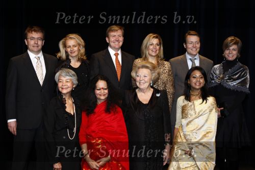 Amsterdam 3 december 2008
Prins Claus prijzen in het ij theater. Aanwezig zijn Koningin Beatrix , Prinses Maxima in tijger print outfit Prins Willem Alexander Mabel Wisse Smit Prins Friso en Prinses Laurentien en Prins Constantijn.
Peter Smulders bv