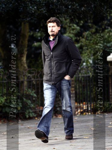 Amsterdam 6 november 2008
Marc Klein Essink met baard en snor op straat.
Peter Smulders bv