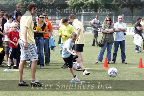Amsterdam 7 juni 2008
Marc Overmars en zijn vrouw Chantal v Woensel met hun kinderen en zoons van broer bij dag voor ADHD op de toekomst bij Ajax.