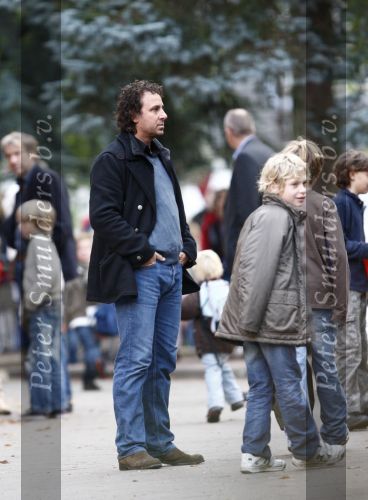 Blaricum 2 oktober 2008
Marco Borsato brengt zijn kinderen naar school.
Peter Smulders bv