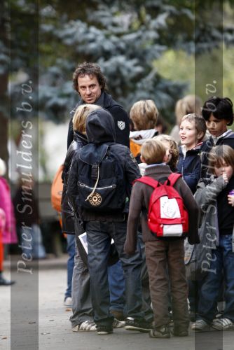 Blaricum 2 oktober 2008
Marco Borsato brengt zijn kinderen naar school.
Peter Smulders bv