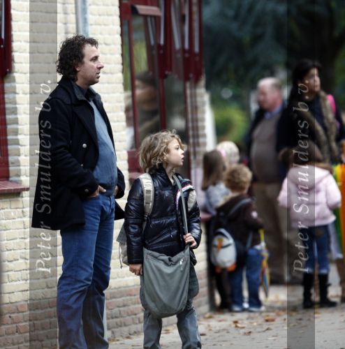 Blaricum 2 oktober 2008
Marco Borsato brengt zijn kinderen naar school.
Peter Smulders bv
