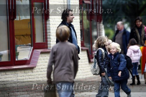 Blaricum 2 oktober 2008
Marco Borsato brengt zijn kinderen naar school.
Peter Smulders bv