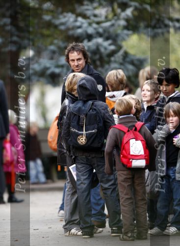 Blaricum 2 oktober 2008
Marco Borsato brengt zijn kinderen naar school.
Peter Smulders bv