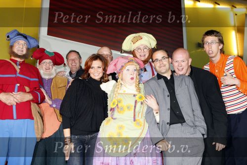 Amsterdam 6 oktober 2007
Leontine Marco Jada Senna en Luca Borsato bij de premiere van de Kabouter Plop film in de amsterdam arena Pathe.