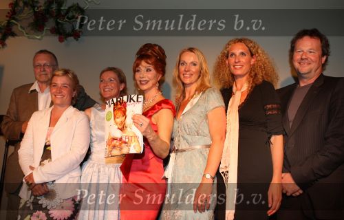 Amsterdam, 3 Juni 2008 In Hotel Seven One Seven ontvangt Marijke Helwegen uit handen van Tineke Schouten haar magazine 
Hier samen op de foto met medewerkers van Sanoma Uitgevers