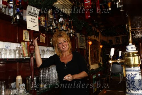 Leiden 13 november 2008
Marina Bosman , eigenaresse van cafe in Leiden waar de klanten gewoon hun sigaret mogen roken.
Peter Smulders bv