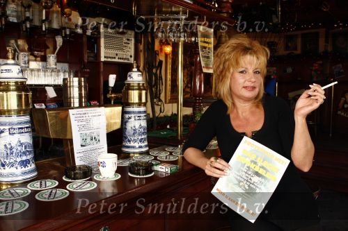 Leiden 13 november 2008
Marina Bosman , eigenaresse van cafe in Leiden waar de klanten gewoon hun sigaret mogen roken.
Peter Smulders bv
