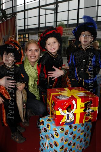Rotterdam 25 november 2007
Mariska Bauer met zoons Frans Christian  Jan en schoonmoeder bij het feest van sinterklaas in ahoy.