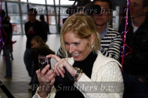 Rotterdam 30 november 2008
Het feest van Sinterklaas in ahoy . Een zwangere Mariska Bauer met digitale fotocamera
Peter Smulders bv
