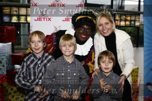 Rotterdam 30 november 2008
Het feest van Sinterklaas in ahoy . Een zwangere Mariska Bauer mt zonen Christian Jan en Frans
Peter Smulders bv